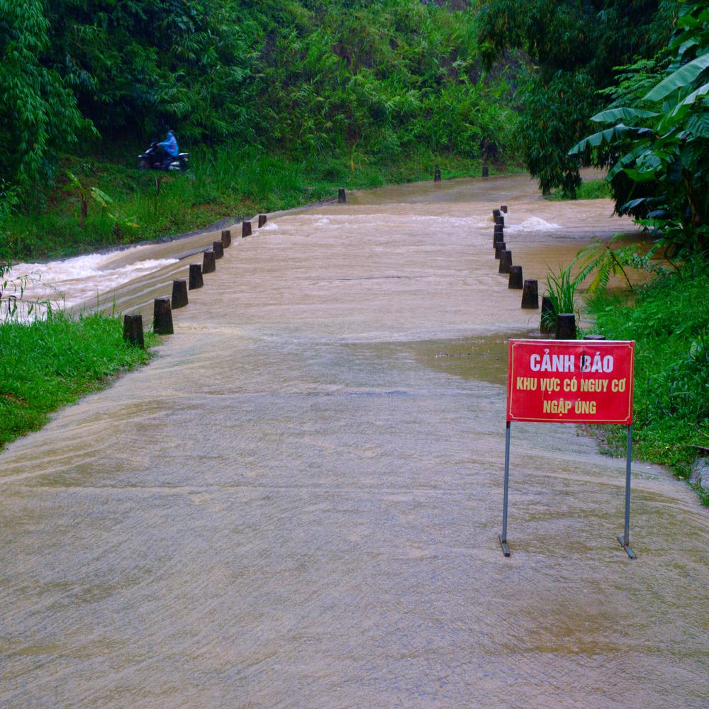 Fluss in pu luong nach starkregen ueberspuelt