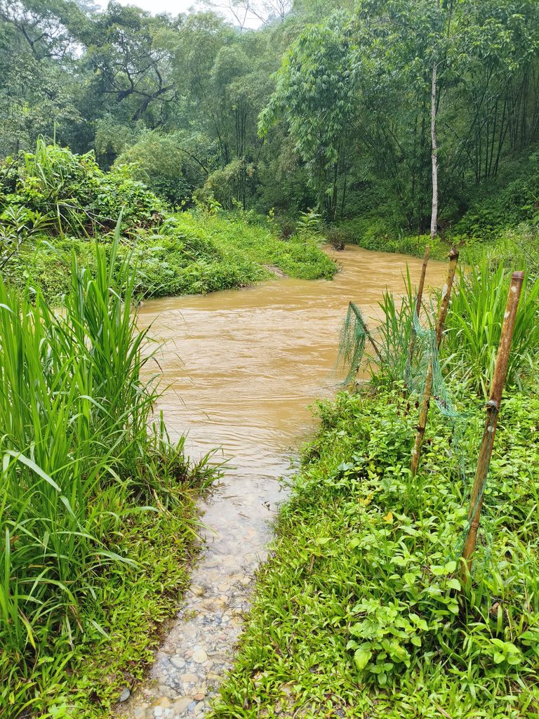 Fluss nach starkregen in pu luong unpassierbar
