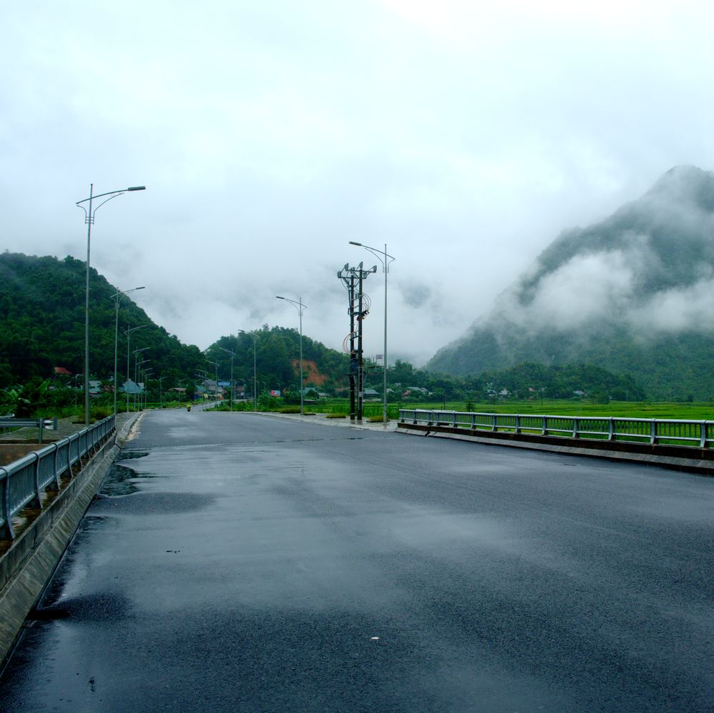 Leere hauptstrasse nach dauerregen pu luong